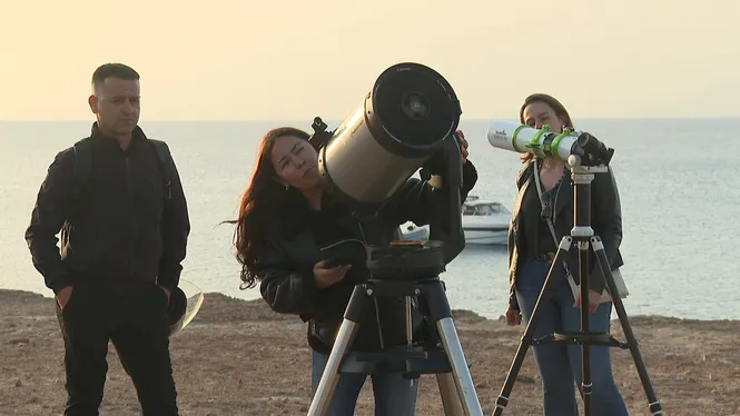 Els amants de l’astronomia de Formentera busquen les millors ubicacions per gaudir de l’eclipsi solar