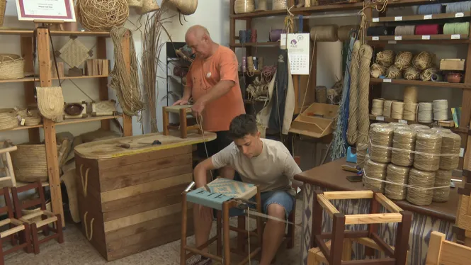 En Jaume, als 17 anys, dona continuïtat a l’ofici del cordat mallorquí
