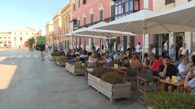 Els cinc locals de la plaça des Born de Ciutadella perdran les terrasses amb la tornada dels cotxes