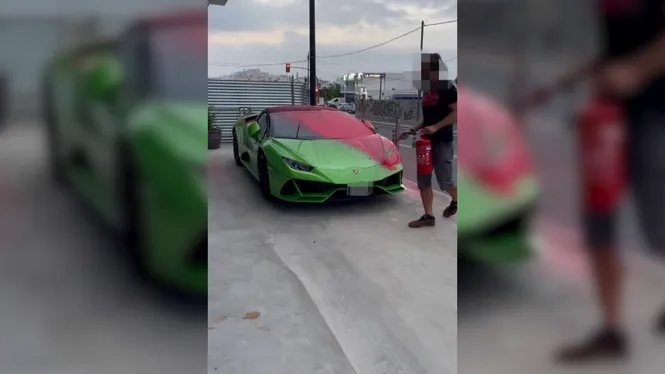 Activistes climàtics han ruixat amb pintura vermella un Lamborghini a Eivissa
