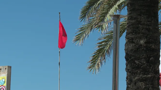 Bandera vermella a la platja de s’Arenal de Palma