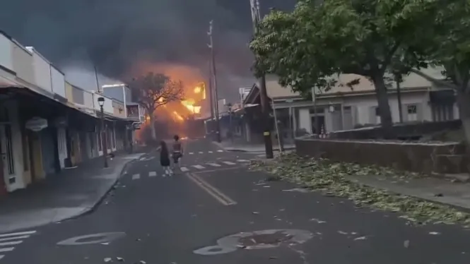 Més de 35 persones mortes en els incendis que cremen a Hawaii