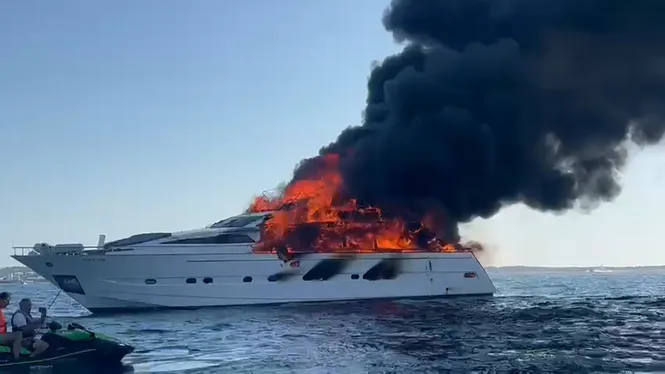Un iot queda calcinat davant la costa de ses Illetes a Formentera