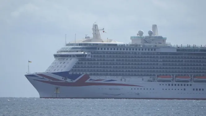 Un creuer de 330 metres d’eslora xoca contra un petrolier per culpa del fort vent a Palma
