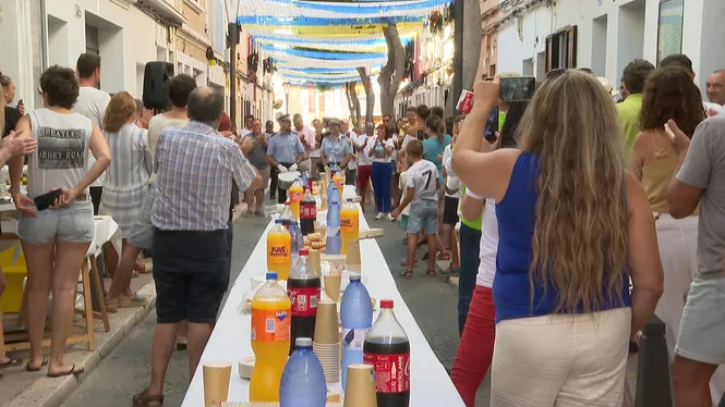 Berenar de caixers i aigua-ros al geriàtric, moments del primer matí de festes a Maó