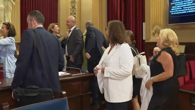 El tancament de l’Oficina Anticorrupció tensa el ple del Parlament