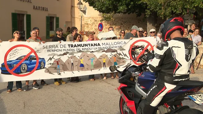 Veïns de Banyalbufar tallen la carretera contra les carreres il·legals i renous de les motos
