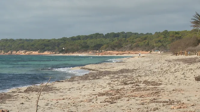 Interceptada una barca amb deu persones d’origen magrebí arribades de manera irregular a la platja de Migjorn, a Formentera