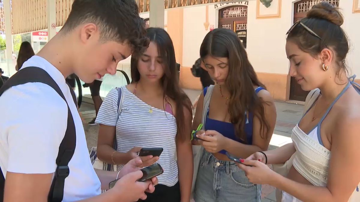 La restricció dels mòbils als centres educatius “evitarà discussions” i “llevarà pressió a les famílies”